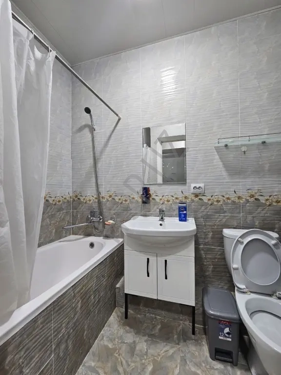 Аренда. Буюк Ипак Йули 1в2/4/4 42м².