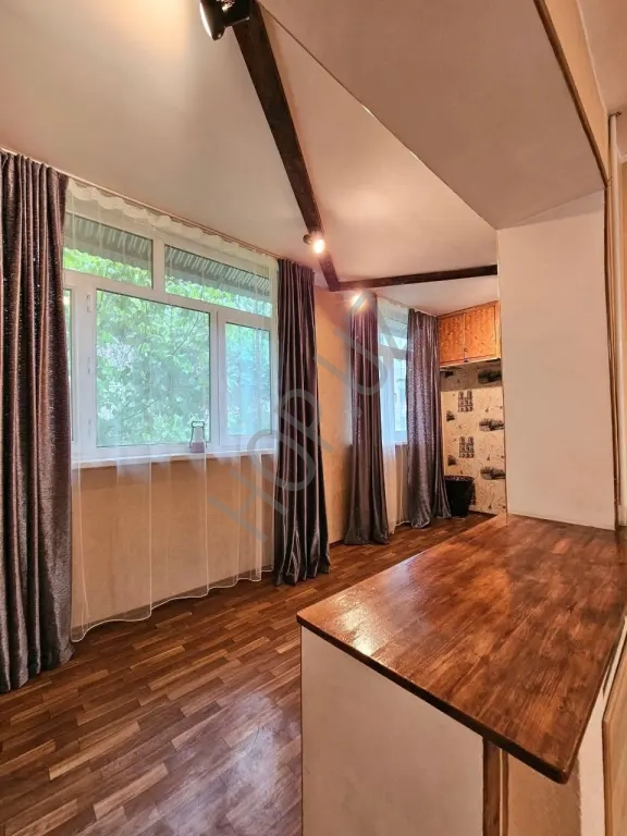 Венгерская. Аэропорт. 3/3/4 74м² Киприч 77 серия.