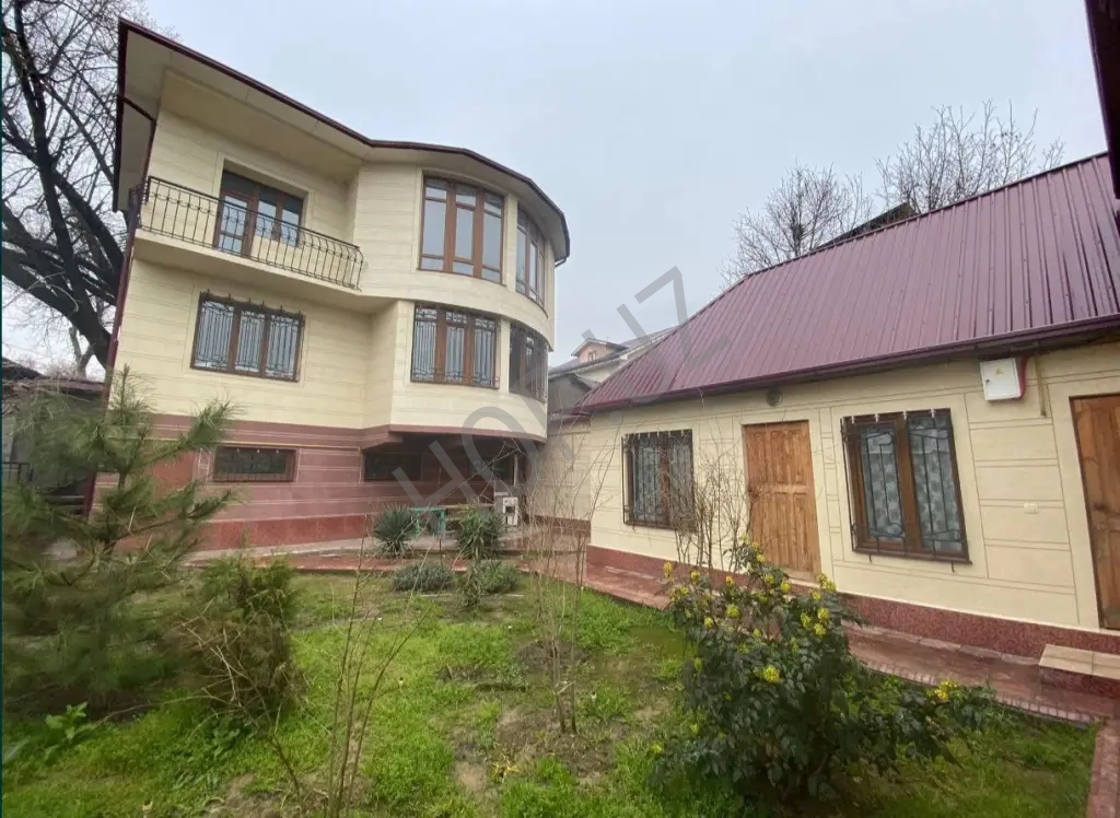 Циалковский. прлдается дом. 250м². 3 уровня.