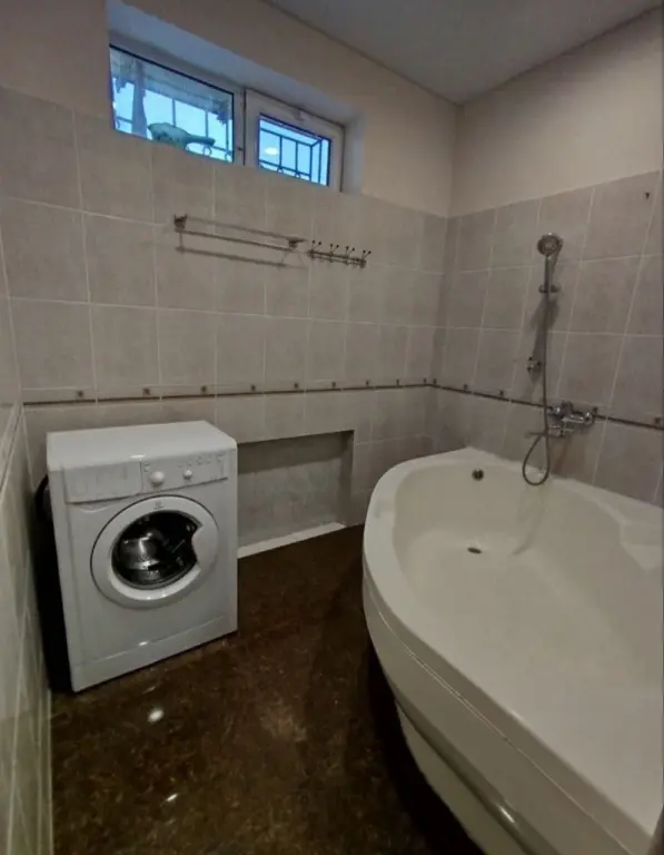 Феруза ориентир Шукррна кафе. 3в2/1/4 65м²