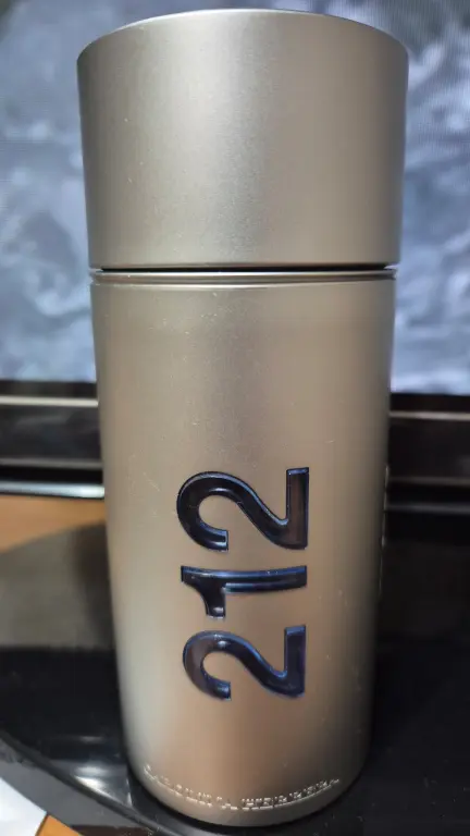 Парфюм Carolina Herrera 212 — остаток около 15%