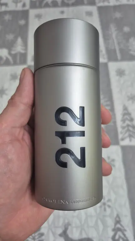 Парфюм Carolina Herrera 212 — остаток около 15%